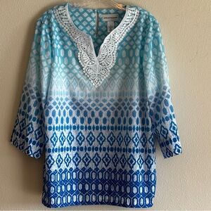 Alfred Dunner Women's Shades of Blue Patterned Tunic w/ White Lace Neckline SZ M